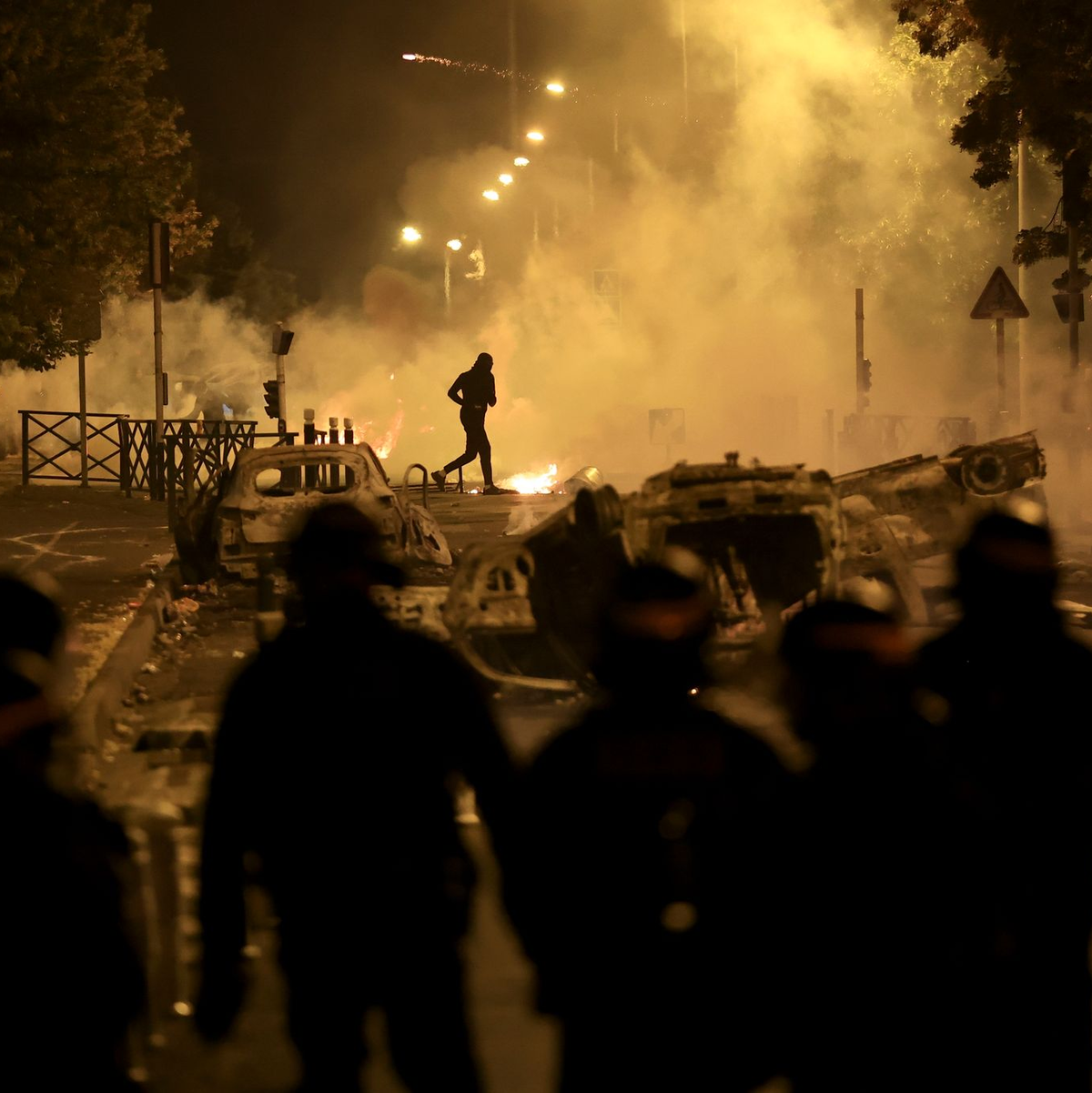 Autos brennen bei Ausschreitungen im Pariser Vorort Nanterre. - Foto: Aurelien Morissard/AP