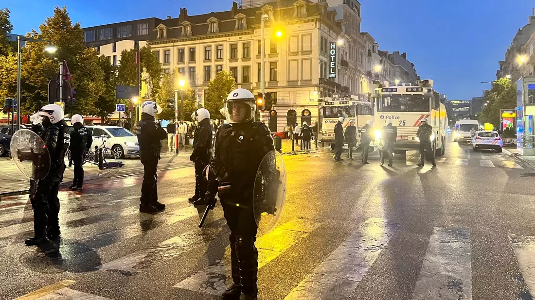 Einsatzkräfte der Polizei patrouillieren im Zentrum von Brüssel. - Bild: Sylvain Plazy/AP