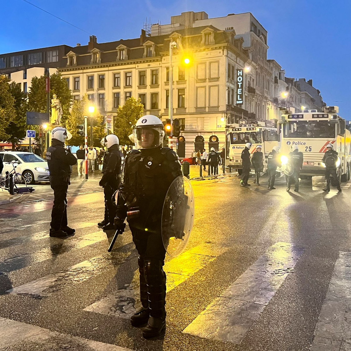 Einsatzkräfte der Polizei patrouillieren im Zentrum von Brüssel. - Foto: Sylvain Plazy/AP