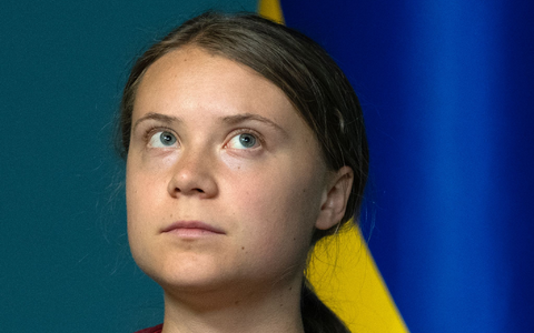 Greta Thunberg, Klima-Aktivistin aus Schweden, nimmt an einer Pressekonferenz teil, auf der eine neu gegründete Arbeitsgruppe vorgestellt wird, die sich mit den ökologischen Schäden befassen wird, die durch den Krieg in der Ukraine entstanden sind. - Foto: Efrem Lukatsky/AP/dpa