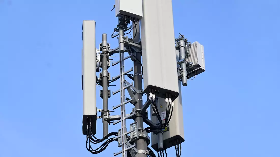 5G-Mobilfunkmast von Vodafone auf einem Hochhaus in Düsseldorf. - Bild: Roberto Pfeil/dpa