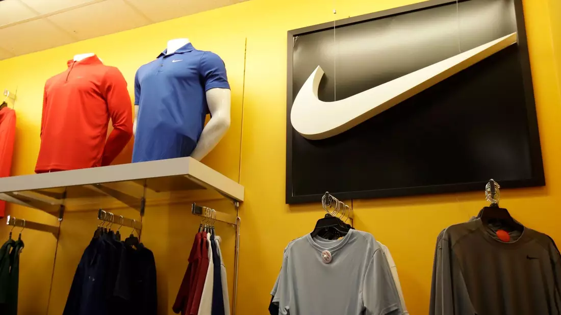Nike ist mit seinen vollen Lagern nicht alleine. Derzeit ächzen viele Händler unter zu viel Ware. - Bild: Jeff Chiu/AP/dpa