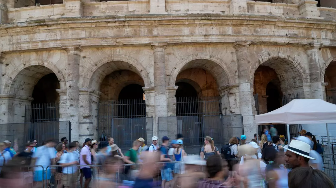 Das rund 2000 Jahre alte Kolosseum gehört zu den beliebtesten Touristenattraktionen in Italien und gilt als das Symbol Roms. - Bild: Andrew Medichini/AP/dpa