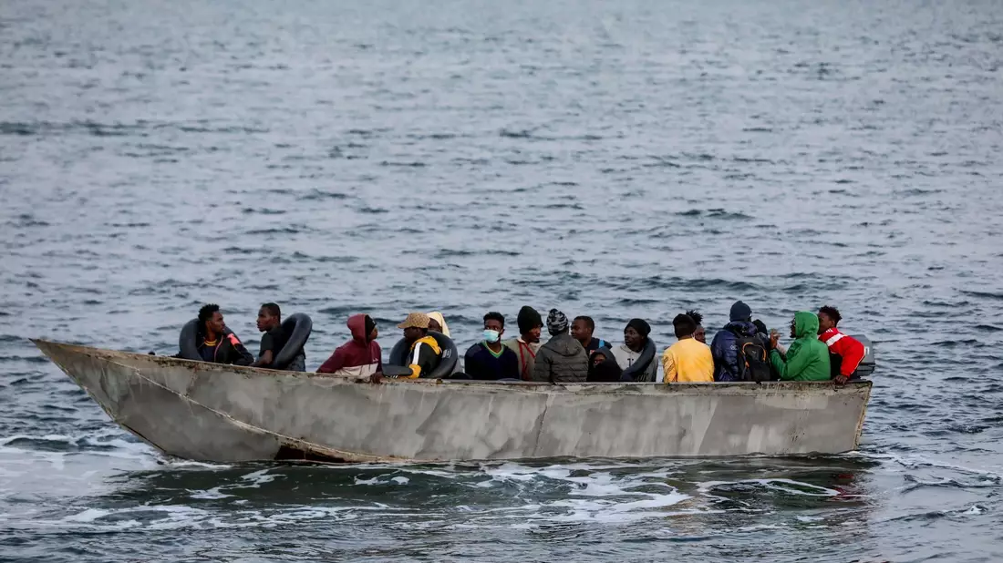 Mit der Hoffnung, das Ziel Europa zu erreichen: Migranten in einem Boot. - Bild: Khaled Nasraoui/dpa