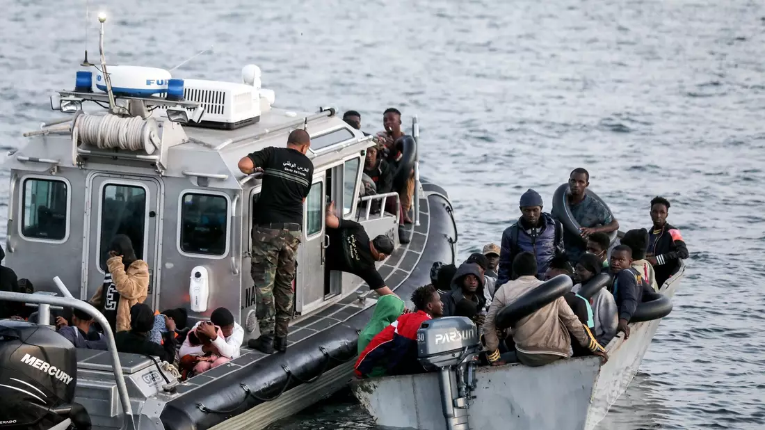 Die tunesische Küstenwache fängt kleine Boote mit Migranten ab, die versuchen, das Mittelmeer zu überqueren. - Bild: Khaled Nasraoui/dpa