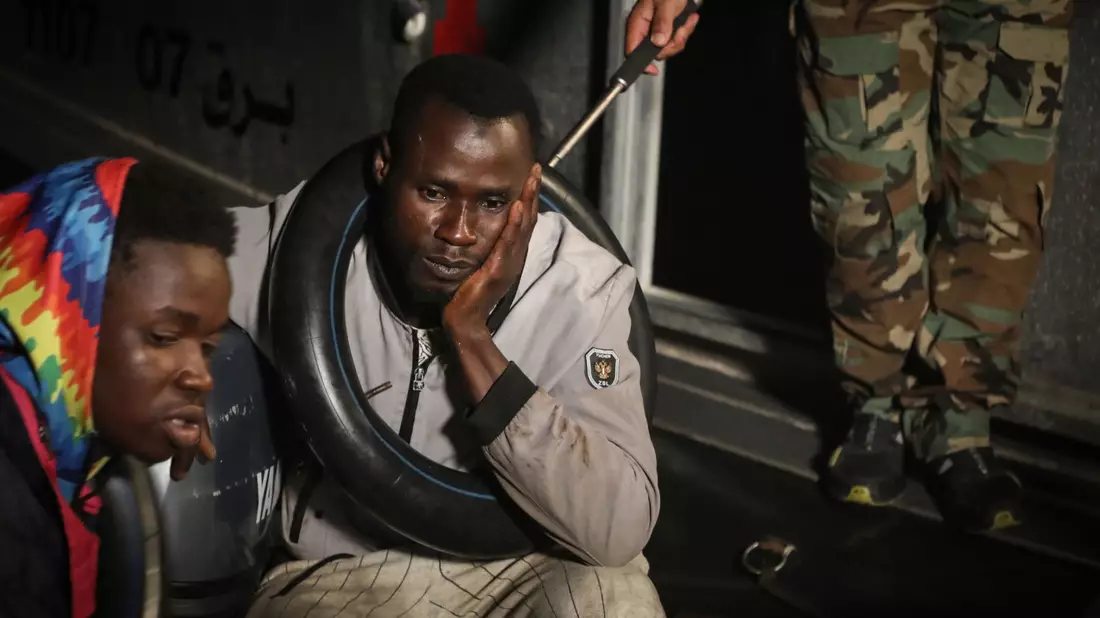 Erschöpft und müde: Von Tunesien aus setzen immer mehr afrikanische Flüchtlinge nach Italien über. - Bild: Khaled Nasraoui/dpa