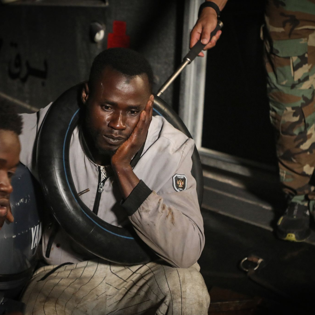 Erschöpft und müde: Von Tunesien aus setzen immer mehr afrikanische Flüchtlinge nach Italien über. - Foto: Khaled Nasraoui/dpa