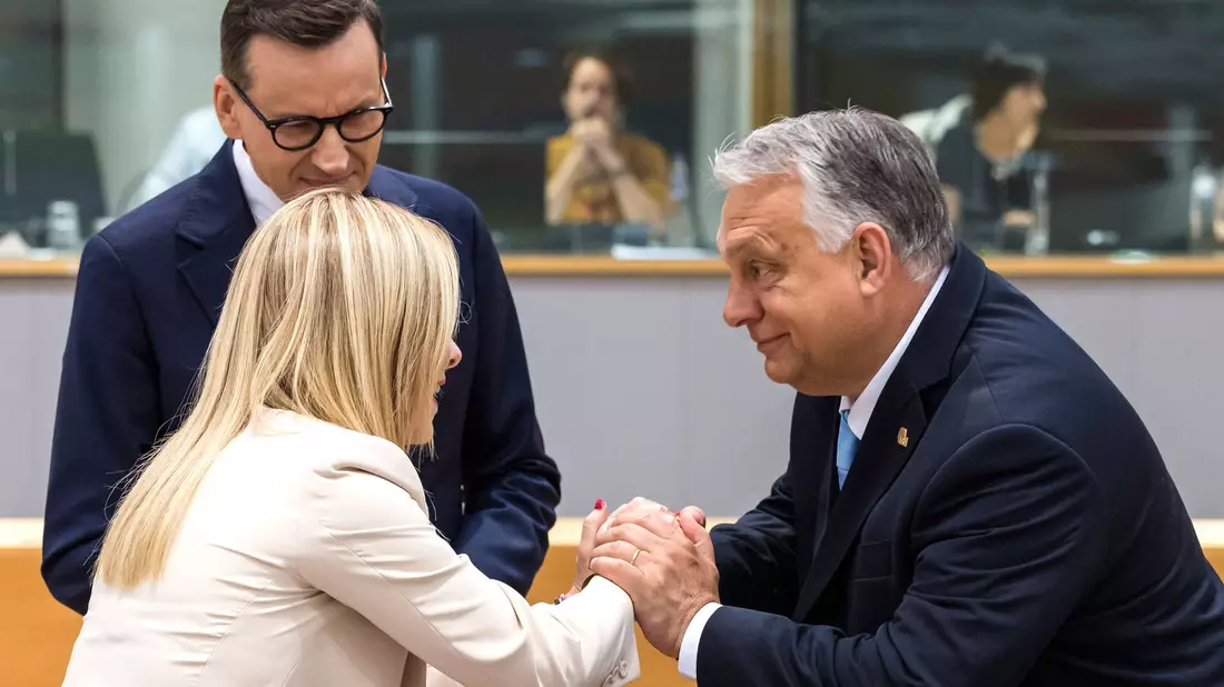 Ungarns Premier Viktor Orban (r.) zusammen mit Giorgia Meloni (l.), der Ministerpräsidentin von Italien, und Polens Premier Mateusz Morawiecki (hinten). - Bild: Geert Vanden Wijngaert/AP/dpa