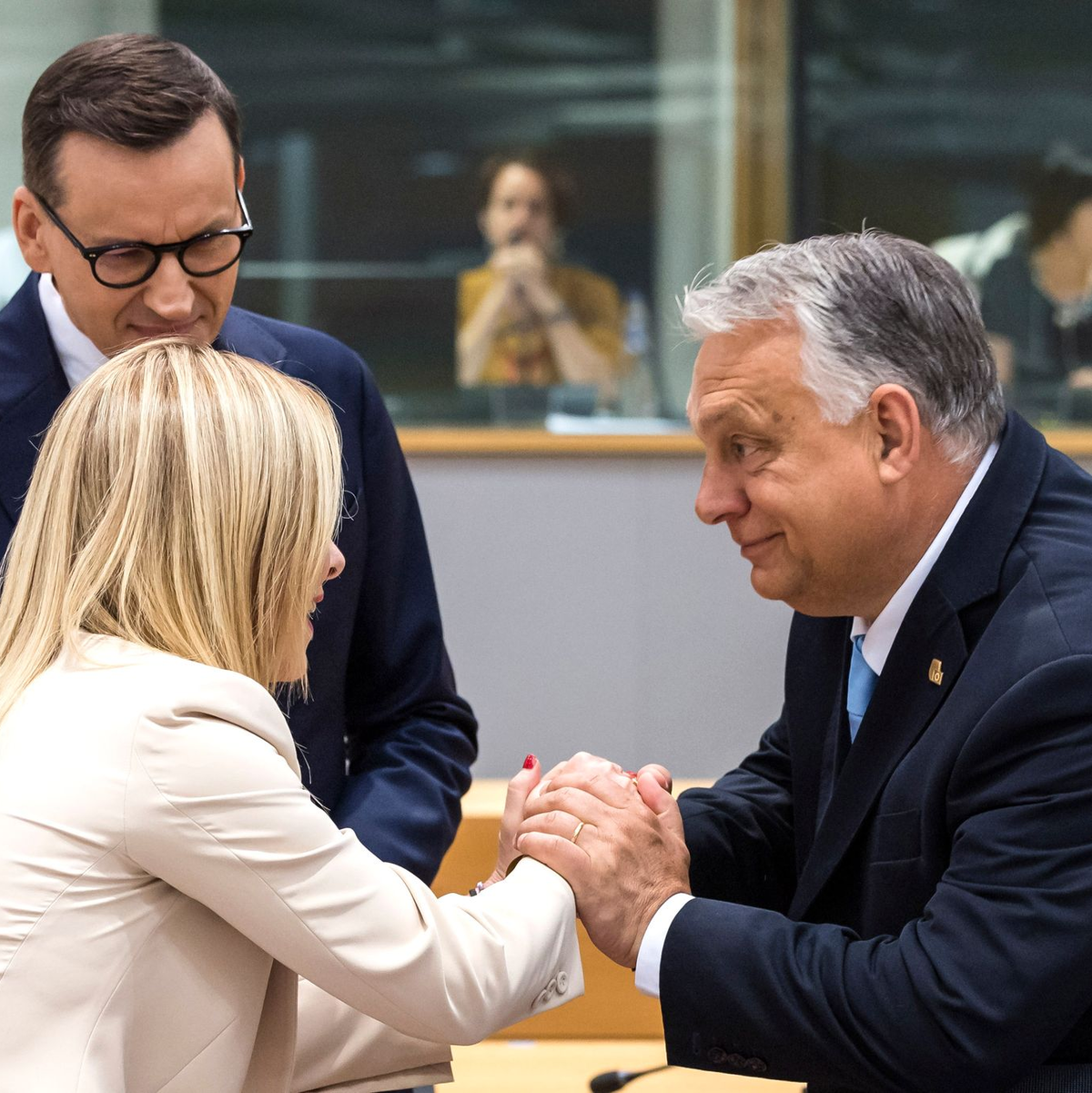 Ungarns Premier Viktor Orban (r.) zusammen mit Giorgia Meloni (l.), der Ministerpräsidentin von Italien, und Polens Premier Mateusz Morawiecki (hinten). - Foto: Geert Vanden Wijngaert/AP/dpa