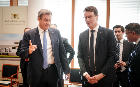 Bayerns Ministerpräsident Markus Söder (l.) und NRW-Ministerpräsident Hendrik Wüst. - Foto: Kay Nietfeld/dpa