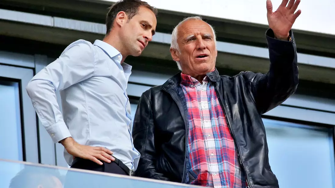 Der mittlerweile verstorbene Red-Bull-Gründer Dietrich Mateschitz (r) und Oliver Mintzlaff. - Bild: Jan Woitas/dpa-Zentralbild/dpa