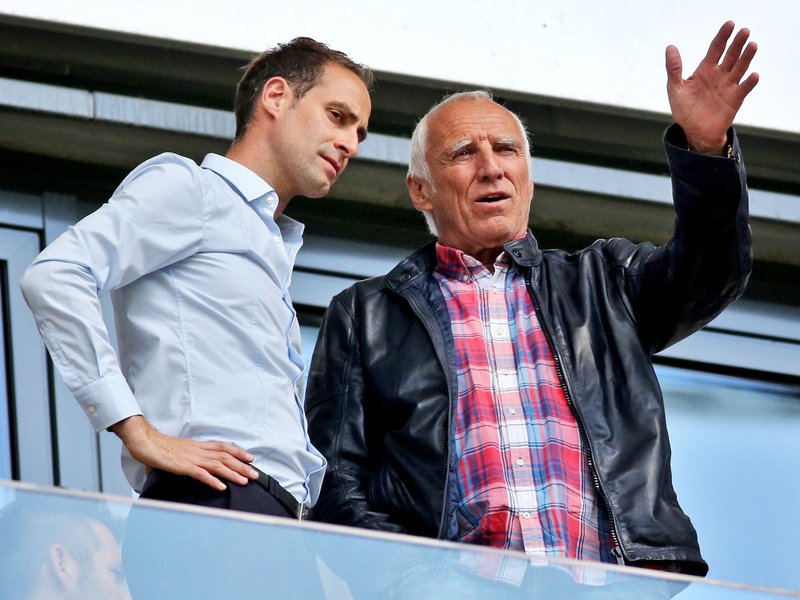 Der mittlerweile verstorbene Red-Bull-Gründer Dietrich Mateschitz (r) und Oliver Mintzlaff. - Foto: Jan Woitas/dpa-Zentralbild/dpa