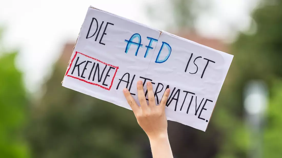 Ein Protestplakat während einer Kundgebung gegen die AfD-Veranstaltung «Der Nationalstaat zwischen Föderalismus und Europäischer Union». - Bild: Silas Stein/dpa