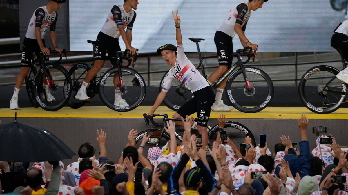 Will seinen dritten Tour-Sieg: Tadej Pogacar (M). - Foto: Daniel Cole/AP