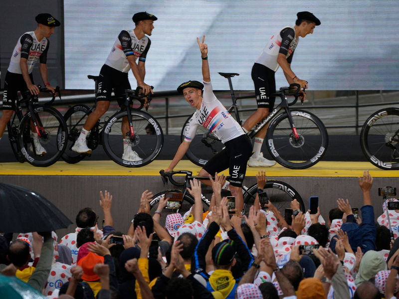 Liegt derzeit 1:47 Minuten hinter seinem Kontrahenten Jonas Vingegaard: Tadej Pogacar aus Slowenien. - Foto: Daniel Cole/AP