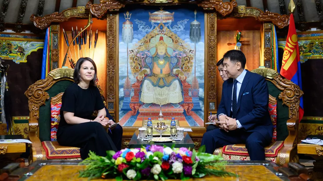 Annalena Baerbock (l.) im Gespräch mit Ukhnaa Khurelsukh, dem Staatspräsidenten der Mongolei. - Bild: Bernd von Jutrczenka/dpa