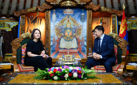 Annalena Baerbock (l.) im Gespräch mit Ukhnaa Khurelsukh, dem Staatspräsidenten der Mongolei. - Foto: Bernd von Jutrczenka/dpa