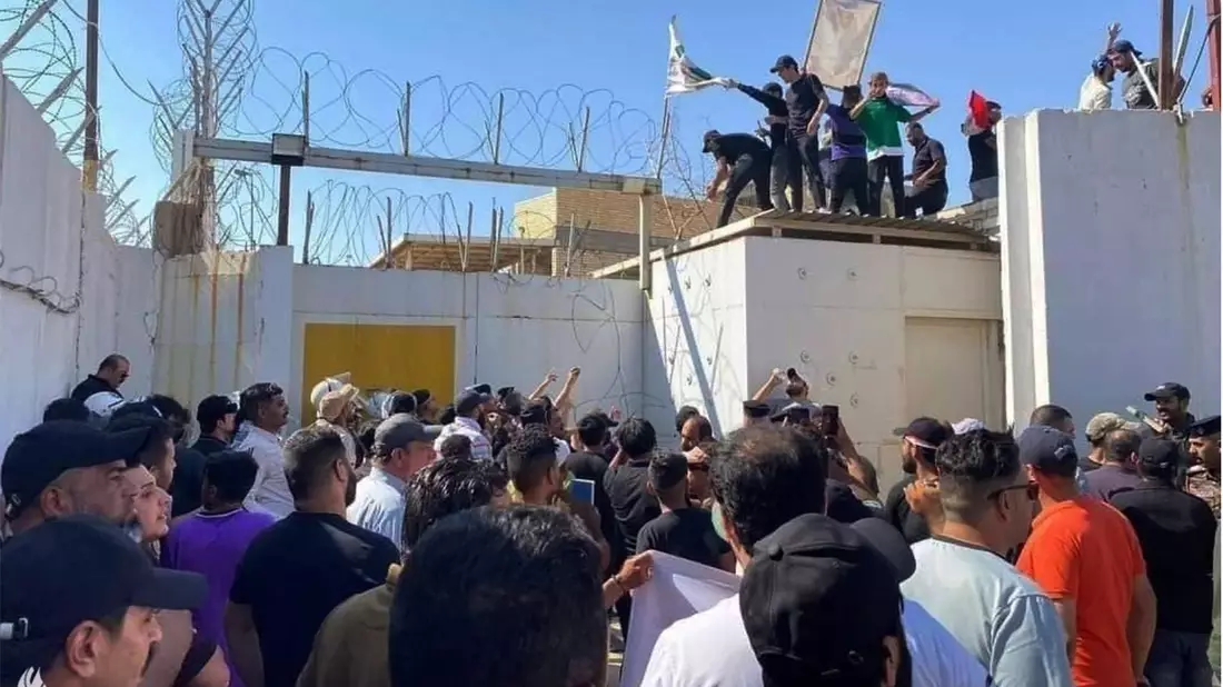 Demonstranten stürmen die schwedische Botschaft in Bagdad, um gegen die Verbrennung eines Korans in Stockholm zu protestieren. - Bild: Iraqi News Agency/AP/dpa