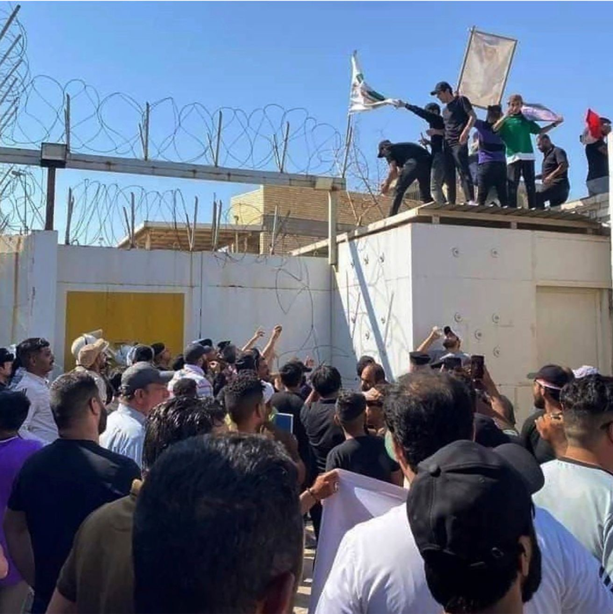 Demonstranten stürmen die schwedische Botschaft in Bagdad, um gegen die Verbrennung eines Korans in Stockholm zu protestieren. - Foto: Iraqi News Agency/AP/dpa