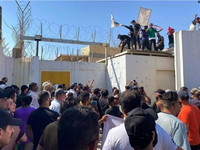 Demonstranten stürmen die schwedische Botschaft in Bagdad, um gegen die Verbrennung eines Korans in Stockholm zu protestieren. - Foto: Iraqi News Agency/AP/dpa