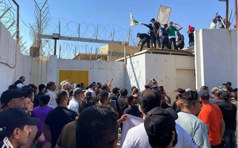 Demonstranten stürmen die schwedische Botschaft in Bagdad, um gegen die Verbrennung eines Korans in Stockholm zu protestieren. - Foto: Iraqi News Agency/AP/dpa