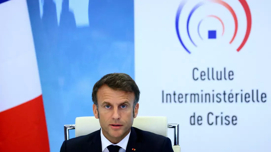 Emmanuel Macron, Präsident von Frankreich, spricht nach einer Dringlichkeitssitzung der Regierung im Innenministerium. - Bild: Yves Herman/Pool Reuters/AP/dpa