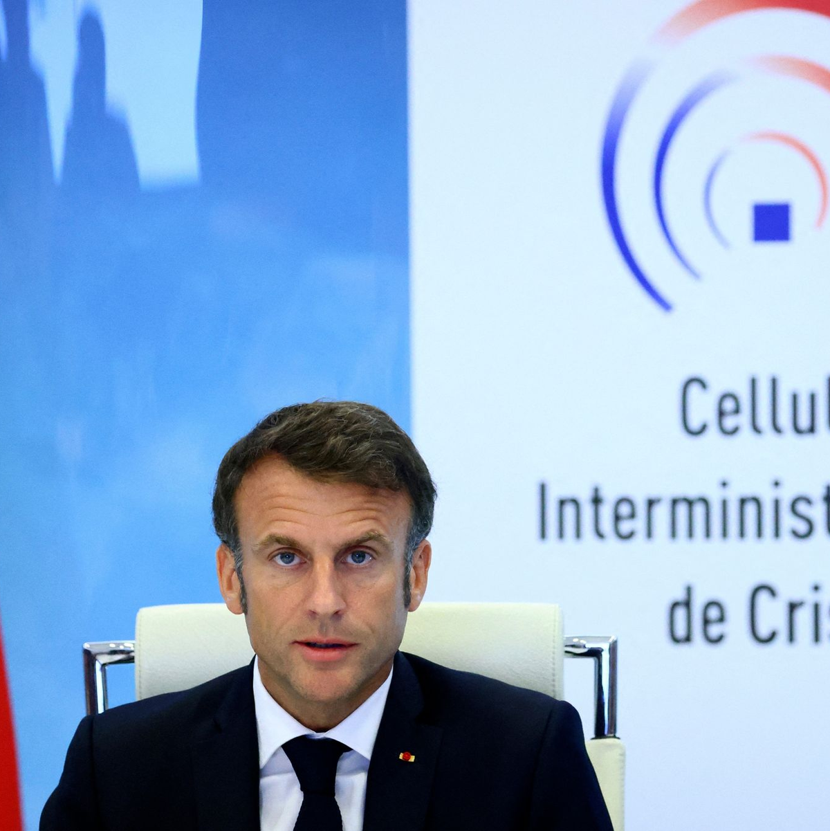 Emmanuel Macron, Präsident von Frankreich, spricht nach einer Dringlichkeitssitzung der Regierung im Innenministerium. - Foto: Yves Herman/Pool Reuters/AP/dpa