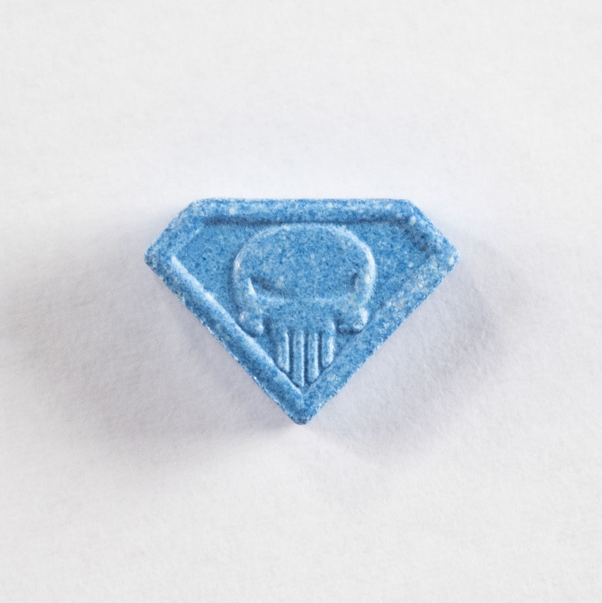 Als «Blue Punisher» wird eine besondere Erscheinungsform von Ecstasy-Tabletten bezeichnet. Herkunft und Wirkstoff können davon unabhängig variieren. Zuletzt waren solche Pillen durch eine offenbar sehr hohe Konzentration und als besonders gefährlich aufgefallen. - Foto: Ennio Leanza/Keystone/dpa