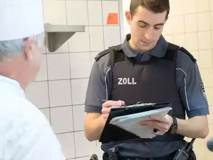 HZA-HN: Kontroll- und Prüfaktion unter Türstehern und im Bewachungsgewerbe - Foto: presseportal.de