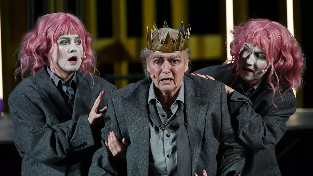 Die Schauspielerin Charlotte Schwab (M.) in der Rolle des König Lear bei den Bad Hersfelder Festspielen in der Stiftsruine. - Bild: Uwe Zucchi/dpa