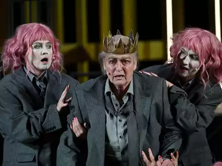 Die Schauspielerin Charlotte Schwab (M.) in der Rolle des König Lear bei den Bad Hersfelder Festspielen in der Stiftsruine. - Foto: Uwe Zucchi/dpa
