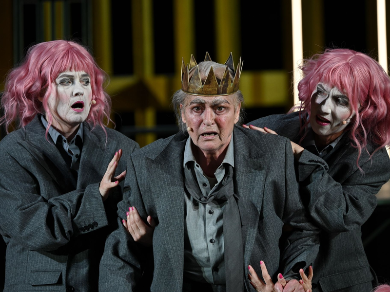 Die Schauspielerin Charlotte Schwab (M.) in der Rolle des König Lear bei den Bad Hersfelder Festspielen in der Stiftsruine. - Foto: Uwe Zucchi/dpa