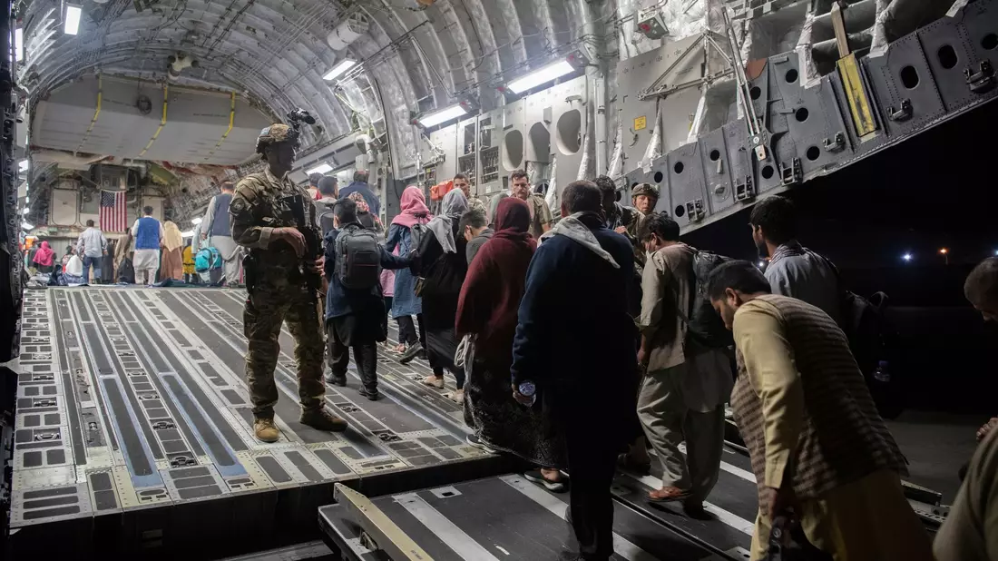 Afghanische Passagiere werden im August 2021 von der US-Luftwaffe aus Kabul evakuiert. - Bild: MSgt. Donald R. Allen/U.S. Air Force/AP/dpa