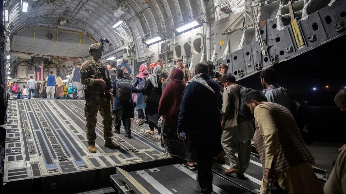 Afghanische Passagiere werden im August 2021 von der US-Luftwaffe aus Kabul evakuiert. - Foto: MSgt. Donald R. Allen/U.S. Air Force/AP/dpa