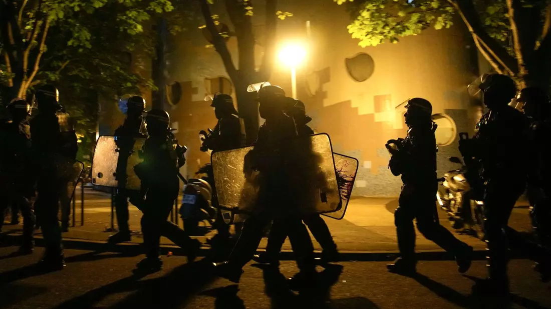 Auch in Nanterre kam es zu Ausschreitungen. - Bild: Lewis Joly/AP