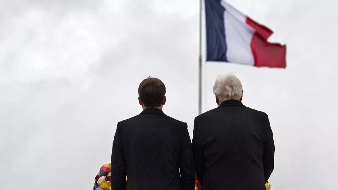 Bundespräsident Frank-Walter Steinmeier (r) und der französische Präsident Emmanuel Macron nehmen an einer Gedenkzeremonie teil. (Archiv) - Bild: Bernd von Jutrczenka/dpa