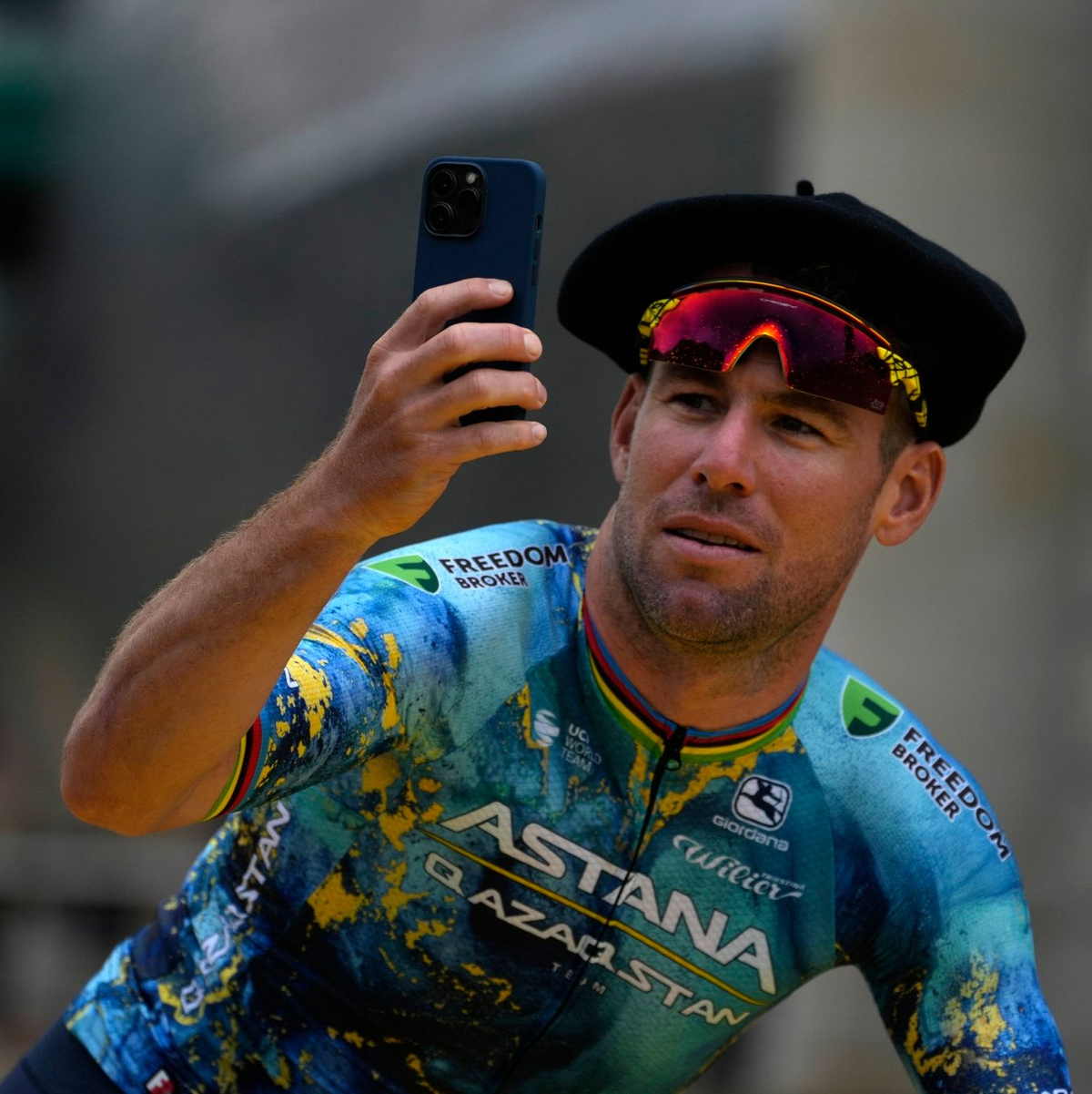 Muss seine letzte Tour de France vorzeitig beenden: Mark Cavendish. - Foto: Thibault Camus/AP/dpa