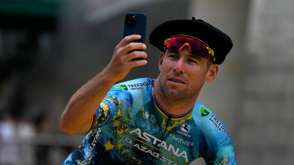 Hat sich bei einem Sturz auf der 8. Etappe einen Schlüsselbeinbruch zugezogen: Mark Cavendish verzerrt das Gesicht vor Schmerz. - Foto: Thibault Camus/AP/dpa