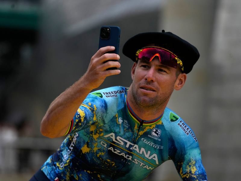 Hat sich bei einem Sturz auf der 8. Etappe einen Schlüsselbeinbruch zugezogen: Mark Cavendish verzerrt das Gesicht vor Schmerz. - Foto: Thibault Camus/AP/dpa