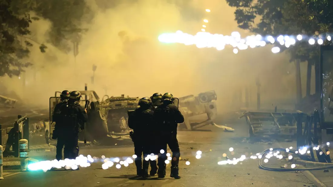 Beamte der Bereitschaftspolizei patrouillieren bei Unruhen auf einer Straße in Nanterre. - Bild: Aurelien Morissard/AP/dpa