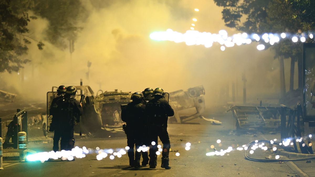Beamte der Bereitschaftspolizei patrouillieren bei Unruhen auf einer Straße in Nanterre. - Foto: Aurelien Morissard/AP/dpa