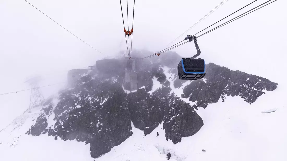 Blick aus einer neuen Gondel in Richtung Bergstation Klein Matterhorn vor der offiziellen Eröffnung der neuen Seilbahn «Matterhorn Glacier Ride II». - Bild: Dominic Steinmann/KEYSTONE/dpa