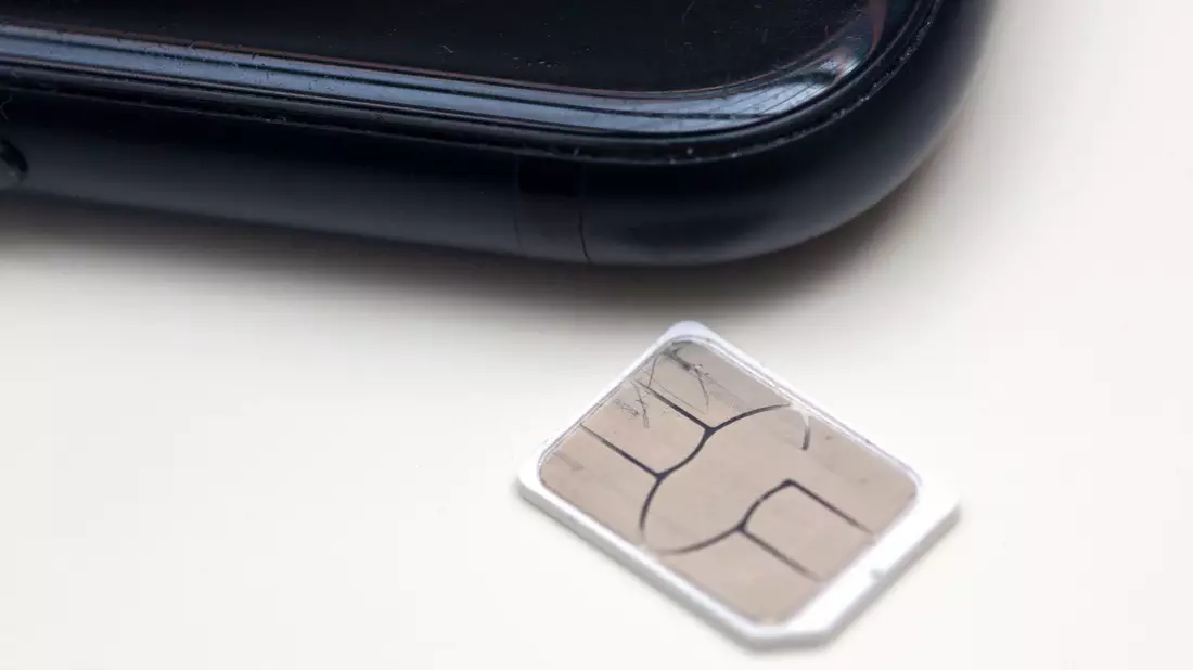 Die klassische SIM-Karte verschwindet aus den ersten Mobiltelefonen - es gibt nun eine digitale Version namens eSIM. - Bild: Fernando Gutierrez-Juarez/dpa