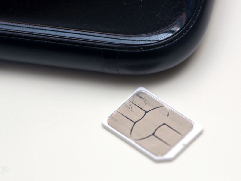 Die klassische SIM-Karte verschwindet aus den ersten Mobiltelefonen - es gibt nun eine digitale Version namens eSIM. - Foto: Fernando Gutierrez-Juarez/dpa