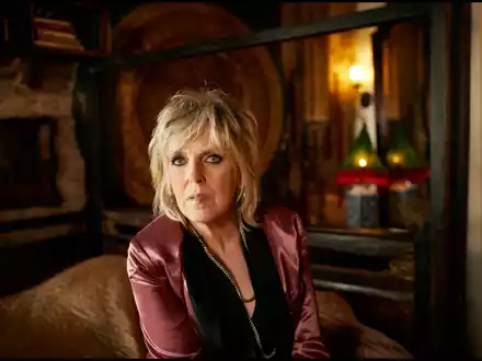 Lucinda Williams erzählt hinreißende  «Stories From A Rock N Roll Heart». - Foto: Danny Clinch/Oktober Promotion/dpa
