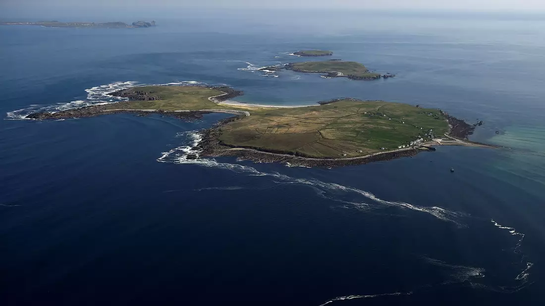 Die Insel Inishbofin im westirischen County Donegal. - Bild: Clodagh Kilcoyne/PA Wire/dpa