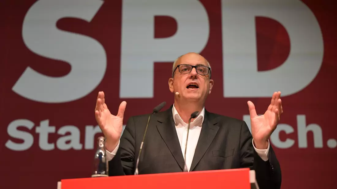 Bremens Bürgermeister Andreas Bovenschulte (SPD) während des Landesparteitags der SPD Bremen. - Bild: Mohssen Assanimoghaddam/dpa