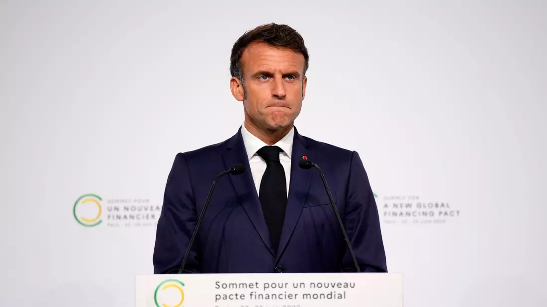 Präsident Emmanuel Macron spricht sich für Einheitskleidung an Frankreichs Schulen aus. - Bild: Lewis Joly/AP Pool/AP/dpa