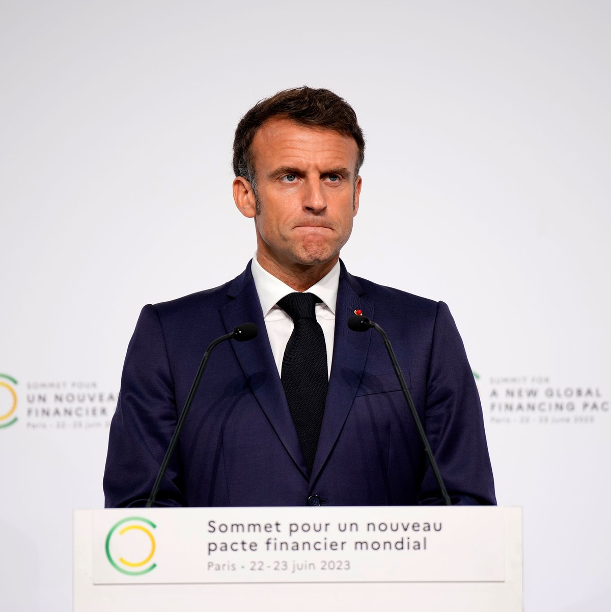 Frankreichs Präsident Emmanuel Macron steht am Nationalfeiertag am 14. Juli vor einem gespaltenen Land. - Foto: Lewis Joly/AP Pool/AP/dpa