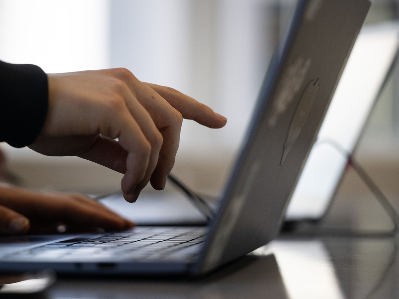 Für die Arbeit nach Deutschland? 2018 hatte Deutschland in der Studie noch Rang zwei belegt. In diesem Jahr kommt Deutschland auf Rang fünf (Symbolbild). - Foto: Sebastian Gollnow/dpa